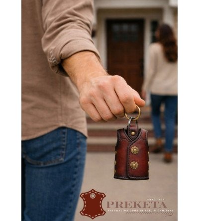 Natūralios odos raktų pakabukas su spaudėmis ir metaliniu žiedu